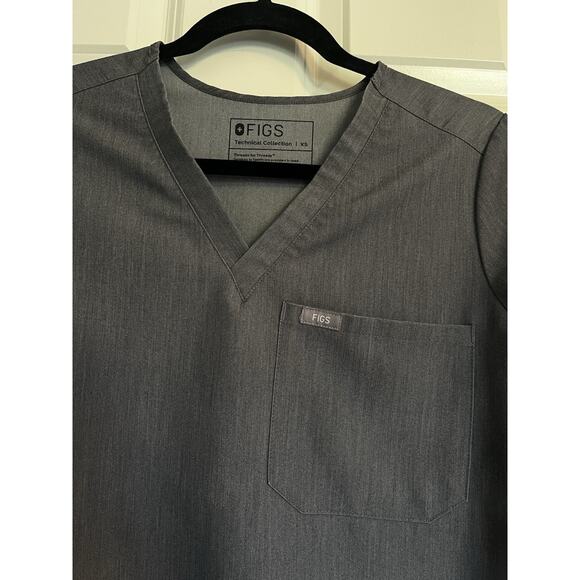 FIGS Catarina One-Pocket Scrub Top in Graphite Gray size Women's X Small - Picture 6 of 10
